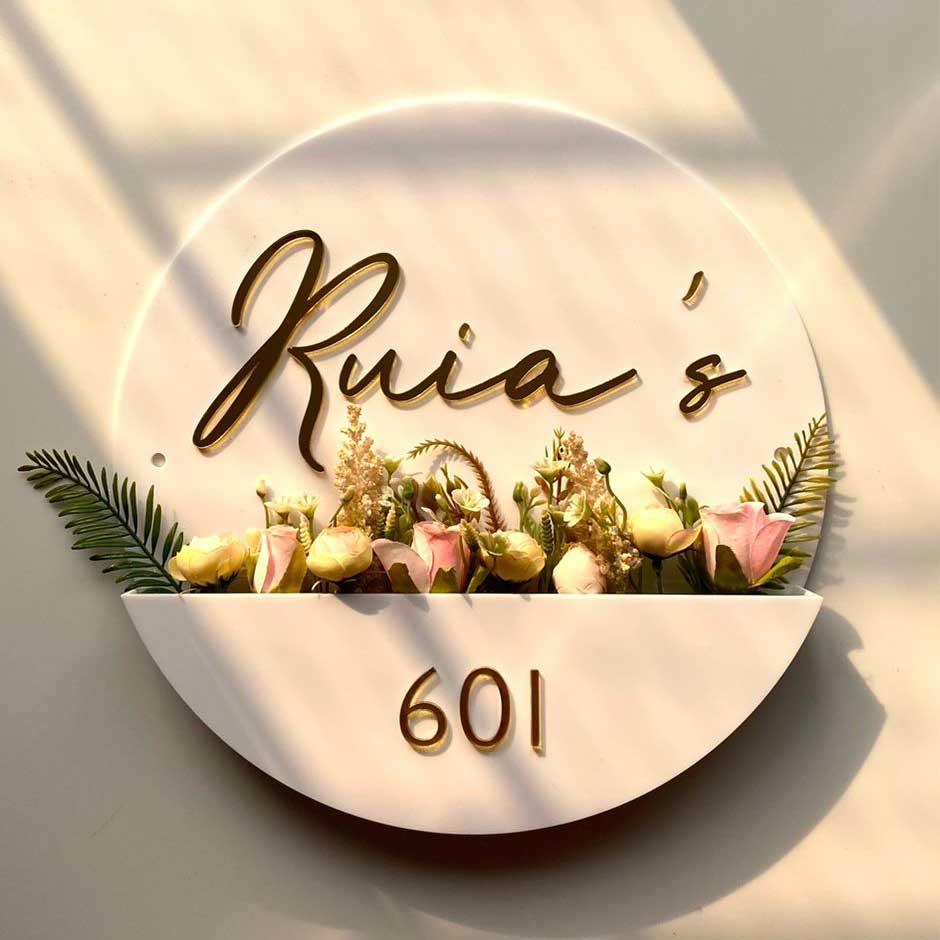 White Floral Basket Nameplate - Circle